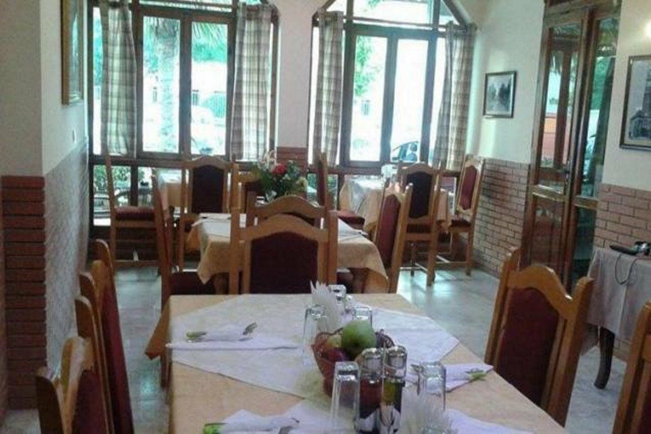 Hotel 4 Stinet Vlorë エクステリア 写真